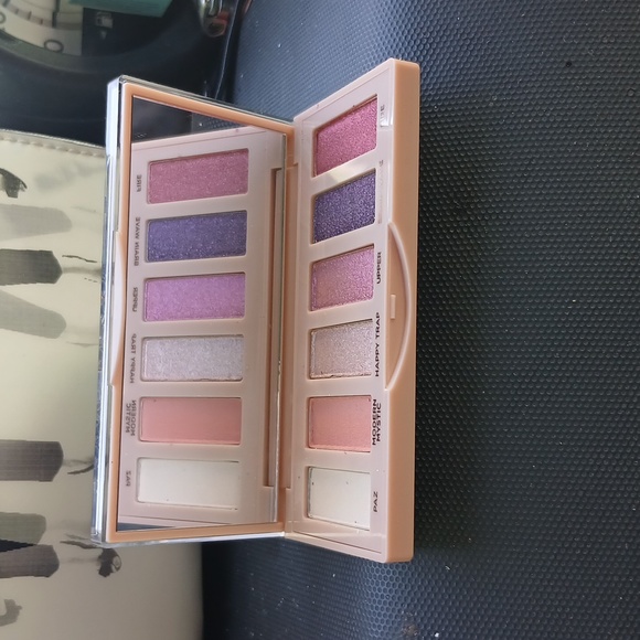 3/$30 NIB Urban Decay Naked Chill Happy Mini Eyeshadow Palette 6 shades - Picture 3 of 6